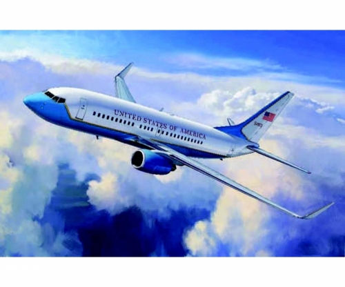 7027     З.     Американский самолет Боинг  737-700