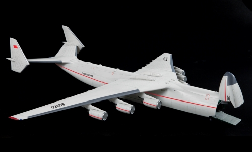 7035     З.     Советский транспортный самолет Ан-225 (Мрия)