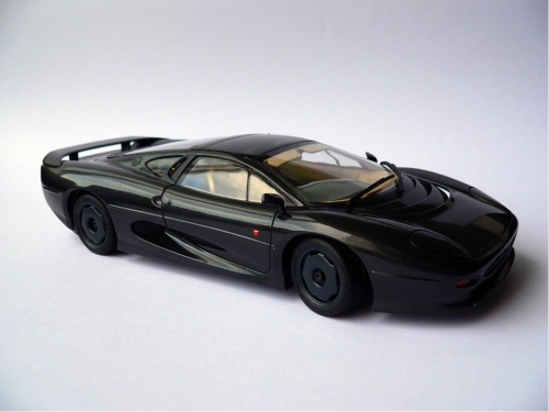 24129   Т.   Британский спортивный автомобиль Jaguar XJ220