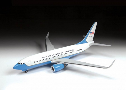 7027     З.     Американский самолет Боинг  737-700