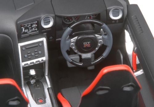 24300     T.    Японский автомобиль спорткар "Nissan" GT-R.