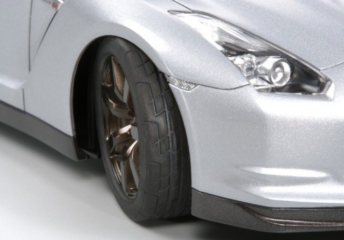 24300     T.    Японский автомобиль спорткар "Nissan" GT-R.