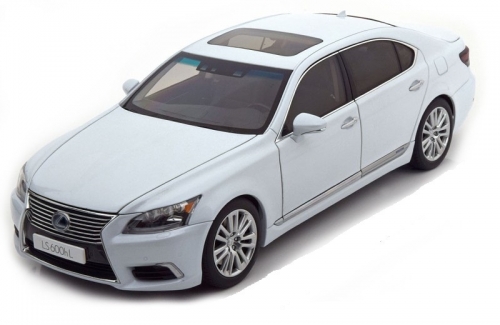 03879     FU.   Японский полноразмерный седан представительского класса Lexus LS600hL Hybrid