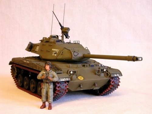 35055   Т.    Американский танк М41 Walker Bulldog и 3 фигуры.