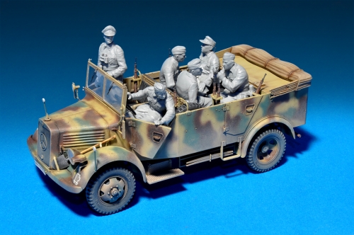 35139  MI.   Немецкий автомобиль Kfz.70 MB L1500A 4x4 с экипажем" (6 фигур)