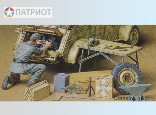 35220  Т.    Немецкий солдат ремонтирующий автомобиль
