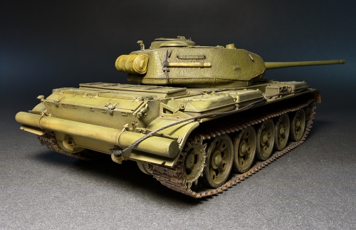 37002     Mi.    Советский средний танк "T-44M" с полным внутренним интерьером.