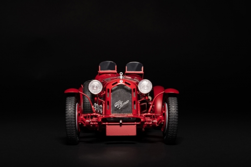 4708     И.     Итальянский гоночный автомобиль "ALFA ROMEO" 8C 2300.