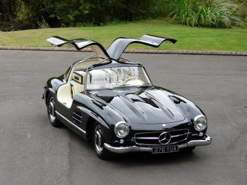 3612     I.    Немецкий спортивный автомобиль Mersedes-Benz 300 SL Gullwing.