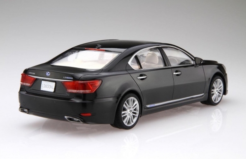 03925      FU.     Японский полноразмерный седан представительского класса Lexus LS600hL 2013.