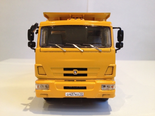 1311     AV.     Российский автомобиль КАМАЗ-6540 8x4 самосвал