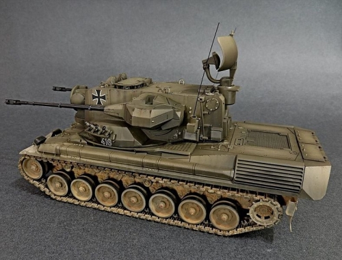 35099   Т.  Немецкая САУ "Гепард" 1960г. Со сдвоенной зенитной 35мм пушкой. В комплекте одна фигура танкиста.