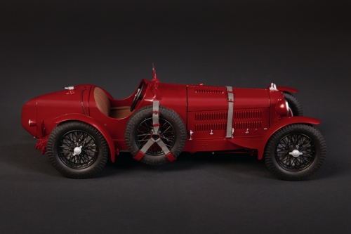4708     И.     Итальянский гоночный автомобиль "ALFA ROMEO" 8C 2300.
