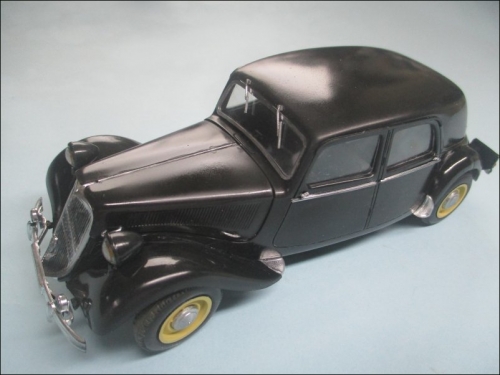80763      H.    Французский легковой автомобиль CITROEN 15 CV.