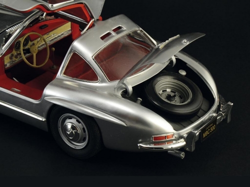 3612     I.    Немецкий спортивный автомобиль Mersedes-Benz 300 SL Gullwing.