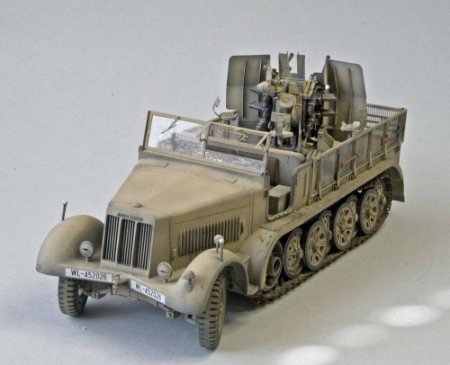 35050    Т.   Немецкий 8т. тягач  Sd.kfz.7/1 с 4-х ств. 20мм зениткой и 5 фигур.