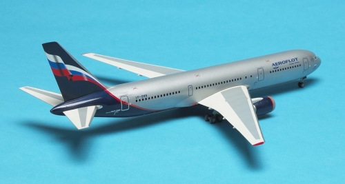 7005 З.  Пассажирский авиалайнер Боинг 767-300