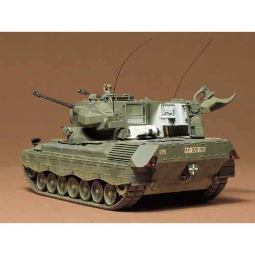35099   Т.  Немецкая САУ "Гепард" 1960г. Со сдвоенной зенитной 35мм пушкой. В комплекте одна фигура танкиста.
