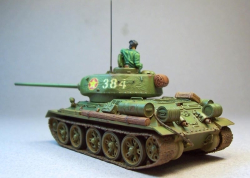 3318     Д.    Советский танк NVA T-34/85 M (с катками морская звезда)