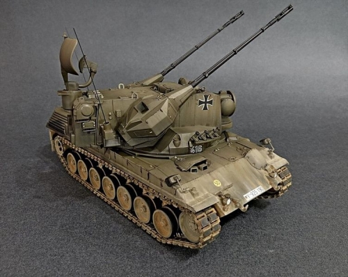 35099   Т.  Немецкая САУ "Гепард" 1960г. Со сдвоенной зенитной 35мм пушкой. В комплекте одна фигура танкиста.