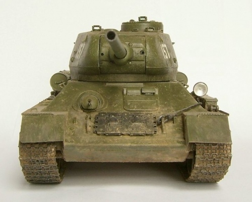 6319      Д.      Советский танк T-34/85 (модификация 1945 года).