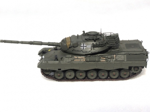 374    I.    Немецкий средний боевой танк Leopard 1 A2.