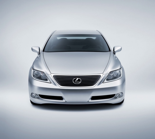 03801     Fu.     Японский полноразмерный седан класса люкс  Lexus LS460L.