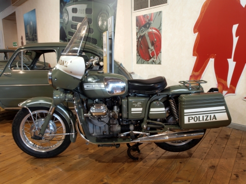 4639    I.     Итальянский мотоцикл GUZZI V7 Arma dei carabinieri