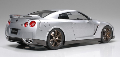 24300     T.    Японский автомобиль спорткар "Nissan" GT-R.