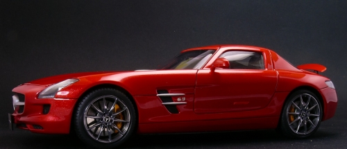 12392     Fu.     Немецкий двухместный люксовый суперкар в кузове купе Mercedes-Benz SLS AMG.