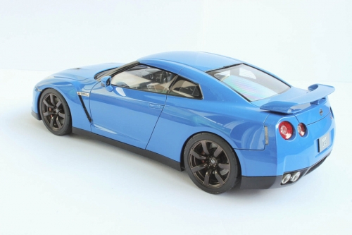 24300     T.    Японский автомобиль спорткар "Nissan" GT-R.