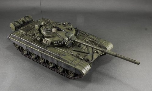 35A038      AH.    Советский основной боевой танк Т-72 M1 с полным интерьером.