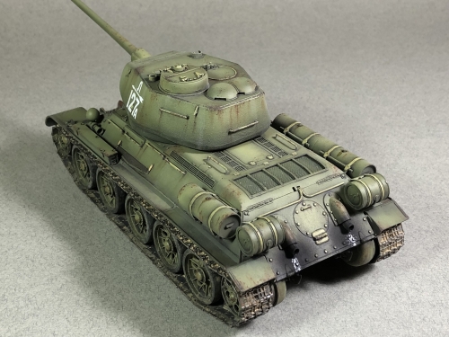 3687     З.     Советский средний танк "Т-34/85" (обр.1944г)