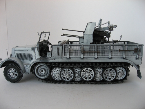 6525      Д.     Немецкий тягач SD.KFZ. 7/1 с зенитной установкой 20 мм FLAKVIERLING 38.