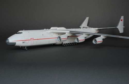 7035     З.     Советский транспортный самолет Ан-225 (Мрия)
