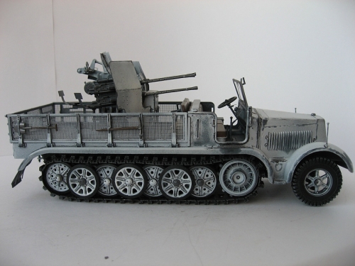 6525      Д.     Немецкий тягач SD.KFZ. 7/1 с зенитной установкой 20 мм FLAKVIERLING 38.