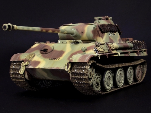 6370     Д.     Немецкий танк Panther Ausf. G со стальными катками.