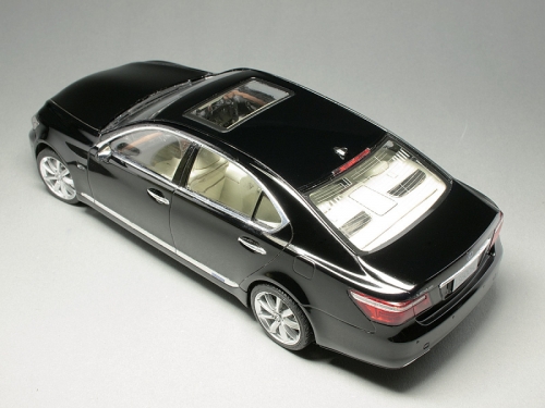 03753    Fu.    Японский полноразмерный седан представительского класса Lexus LS600hL.