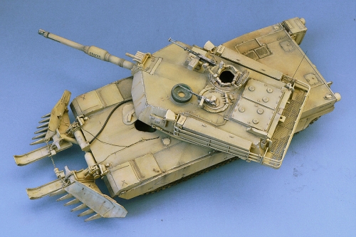 00335     Т.     Американский основной боевой танк M1A1 "Abrams" с минным тралом.