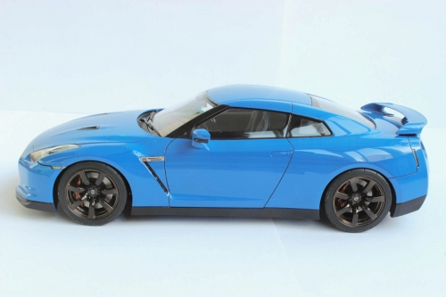 24300     T.    Японский автомобиль спорткар "Nissan" GT-R.