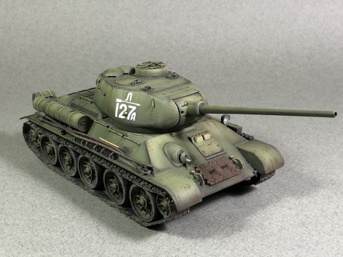 3687     З.     Советский средний танк "Т-34/85" (обр.1944г)