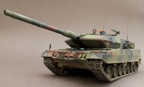 35271   Т.  Немецкий основной боевой танк  " LEOPARD 2 A6 " и 2 фигуры