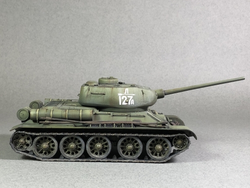 3687     З.     Советский средний танк "Т-34/85" (обр.1944г)