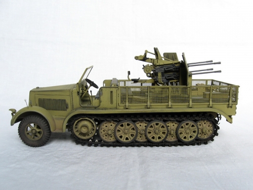 6525      Д.     Немецкий тягач SD.KFZ. 7/1 с зенитной установкой 20 мм FLAKVIERLING 38.