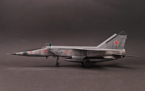 72172    ИС.   Советский самолет-разведчик МиГ-25 РБТ