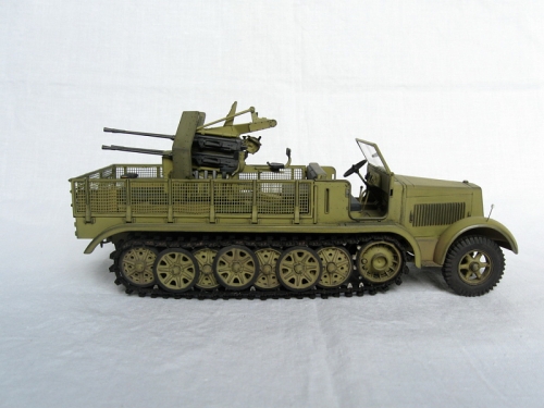 6525      Д.     Немецкий тягач SD.KFZ. 7/1 с зенитной установкой 20 мм FLAKVIERLING 38.