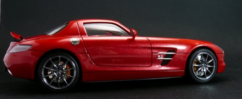 12392     Fu.     Немецкий двухместный люксовый суперкар в кузове купе Mercedes-Benz SLS AMG.
