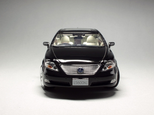 03753    Fu.    Японский полноразмерный седан представительского класса Lexus LS600hL.