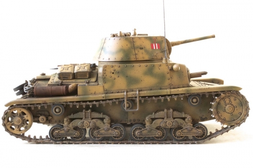 35034    T.    Итальянский танк Carro Armato М13/40 с фигурой командира.