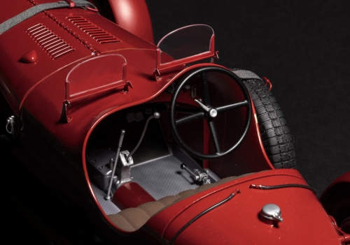 4708     И.     Итальянский гоночный автомобиль "ALFA ROMEO" 8C 2300.